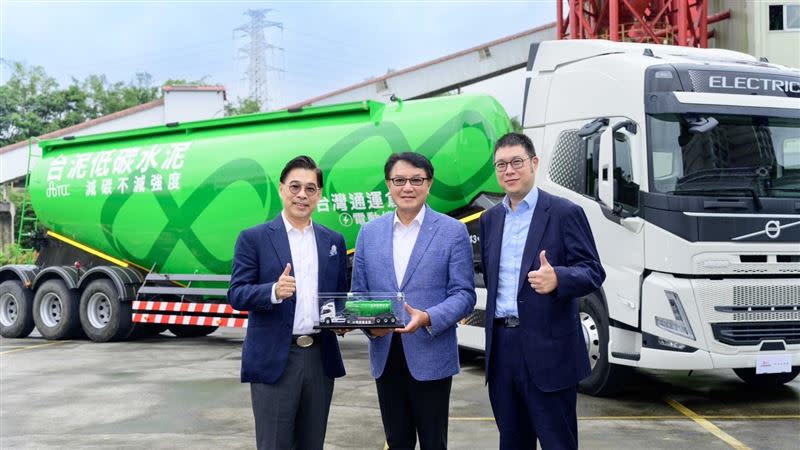 台灣通運引進電動曳引車，助力台泥成為國內首個使用電動曳引車運送低水泥產品的公司。由右至左台灣通運董事長辜公怡、台泥總經理程耀輝、太古汽車集團行政總裁佟德望。（圖／台泥提供）