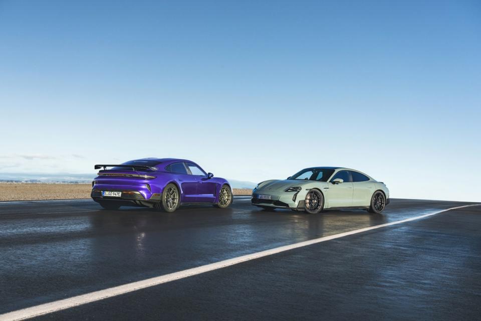 全新金屬蒼藍色（Pale Blue Metallic）和金屬紫霞色（Purple Sky Metallic）色調僅供Taycan Turbo GT選用