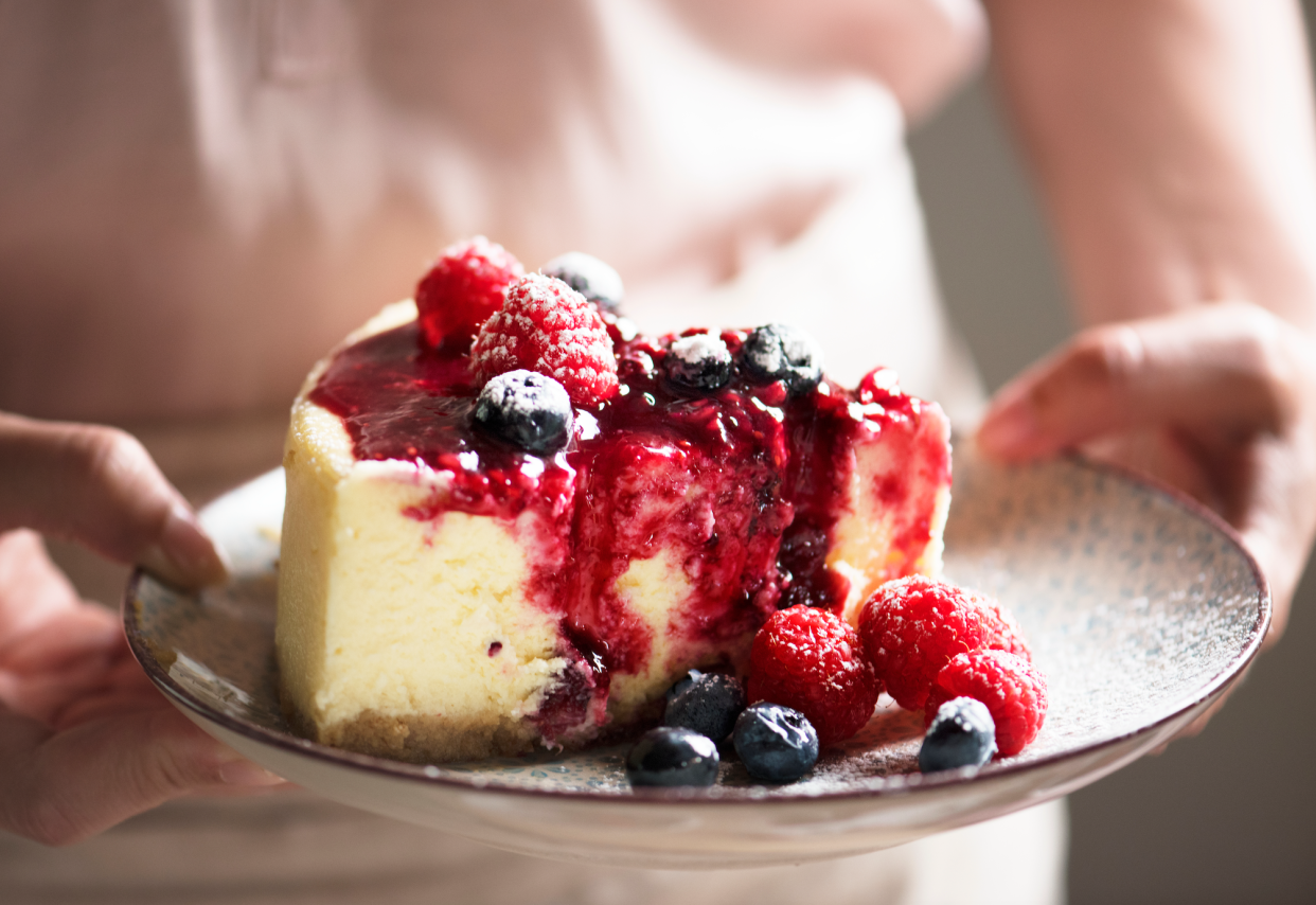 Cheesecake marbré aux fruits rouges  Adobe Stock 