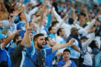 <p>Bernard Tapie, figure emblématique du club, y est même allé de son petit conseil : “Ne jamais les laisser respirer”. Pour Payet, ses coéquipiers ainsi que tous les supporters cela a été le cas. (Photo : Reuters) </p>