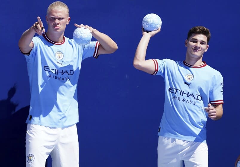 Erling Haaland (izquierda) y Julián Álvarez al ser presentados como jugadores del Manchester City, el domingo 10 de julio de 2022. (Martin Rickett/PA vía AP)