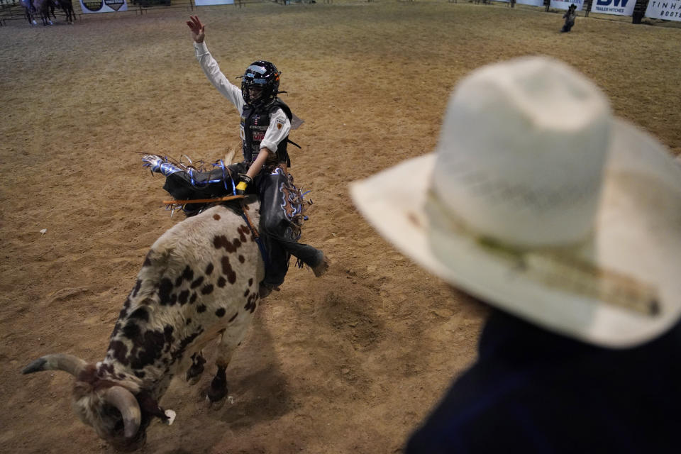 Najiah Knight compite durante el rodeo de la Final Mundial Juvenil, el jueves 7 de diciembre de 2023, en Las Vegas. Najiah, una estudiante de secundaria de un pequeño pueblo de Oregon, está en una búsqueda de un año para convertirse en la primera mujer en competir al más alto nivel de la gira Professional Bull Riders. (Foto AP/John Locher)