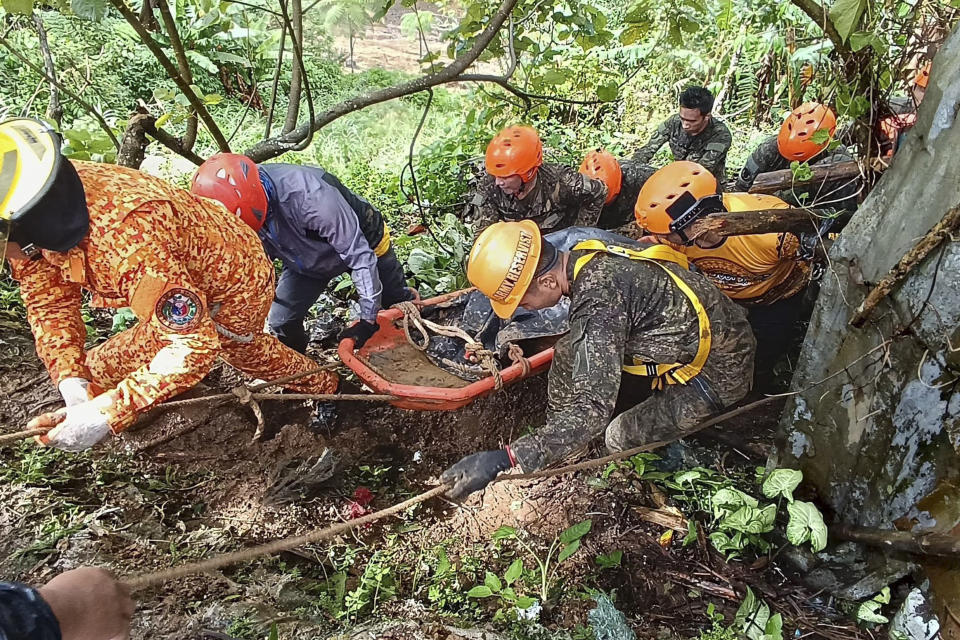 En esta imagen distribuida por el ayuntamiento de Monkayo, rescatistas recuperan el cuerpo de una de las víctimas de un deslave provocado por las fuertes lluvias en Monkayo, en la provincia de Davao de Oro, en el sur de Filipinas, el 19 de enero de 2024. (Municipalidad de Monkayo vía AP)