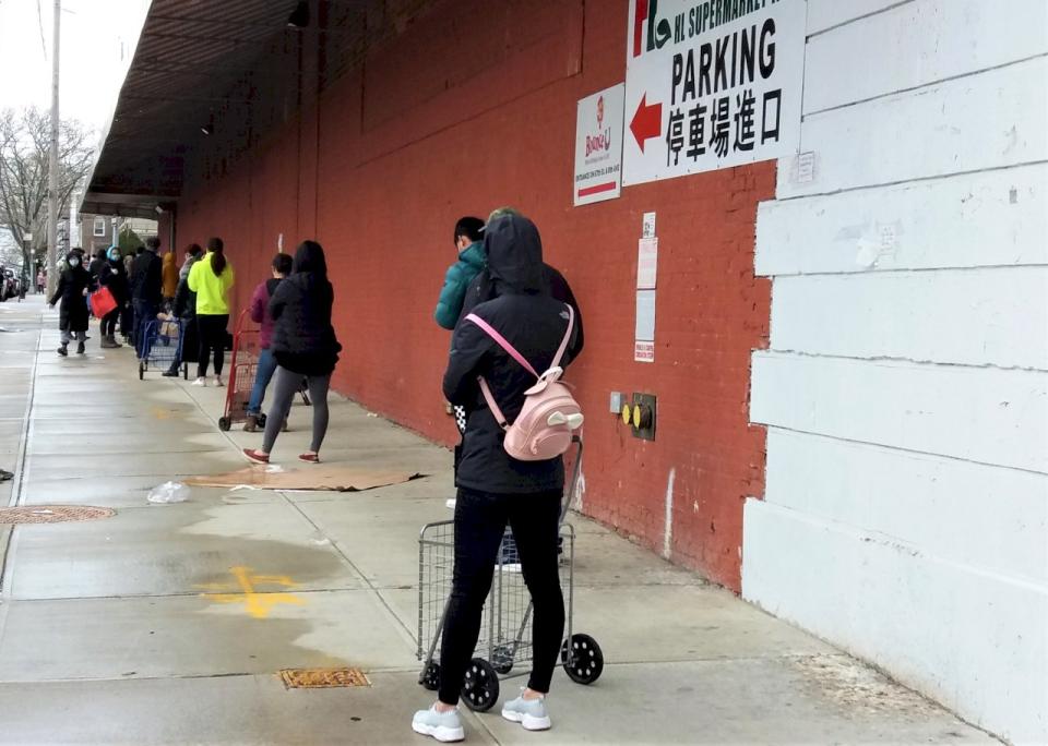 武漢肺炎引發囤物恐慌，圖為紐約中國城超市在營業前一個小時就湧現人潮。圖:蔡嘉凌