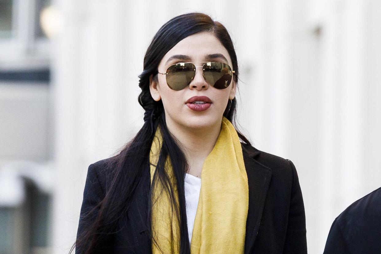 Emma Coronel Aispuro a su salida de la corte federal en Brooklyn durante el juicio de su esposo, en 2019