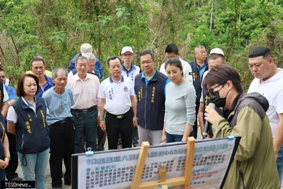 南投縣長許淑華在立委游顥、縣議員黃春麟、謝明謀、鎮長吳大村等人陪同會勘十二件道路及排水溝改善工程聽取簡報。 (記者蔡榮宗攝)