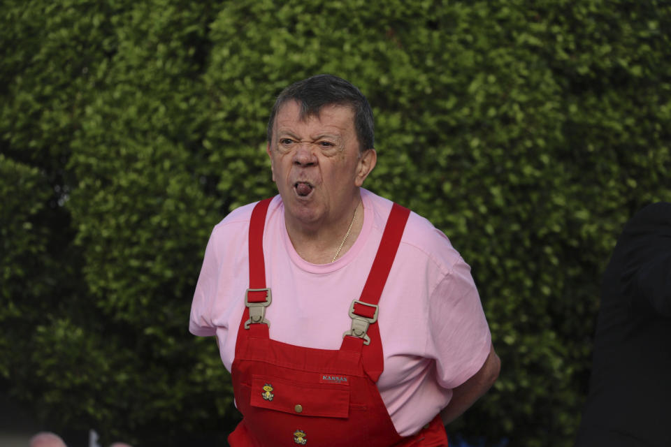 Xavier López "Chabelo" saca su lengua durante un evento del CRIT del Teletón en en Tlalnepantla, México, el 12 de diciembre de 2015. López, cómico y presentador del programa infantil de concursos "En familia con Chabelo", murió el sábado 25 de marzo de 2023, informaron sus familiares y representantes. (Saul López/Cuartoscuro vía AP)