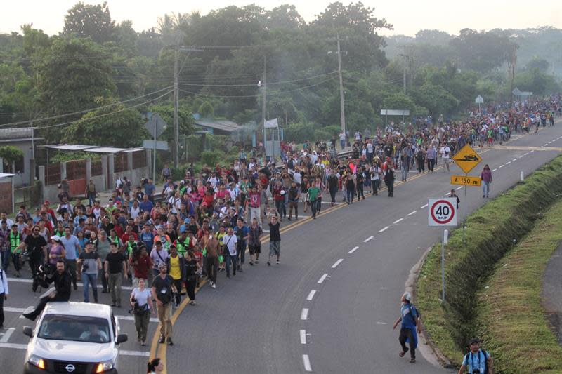 Migrantes hondureños fueron registrados este domingo al emprender camino hacia la ciudad de Tapachula, en su recorrido rumbo a Estados Unidos, tras dejar atrás la Ciudad Cuauhtémoc (estado mexicano de Chiapas). EFE