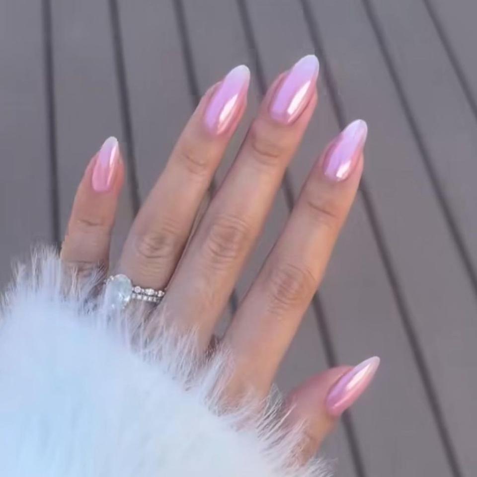 Pink glass manicure de la nail artist, Zola Ganzorigt