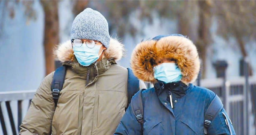 入秋以來首波寒流來襲，北京17日出現0度以下低溫，創下52年來低溫最早來到的紀錄。（圖／摘自北京日報微博）