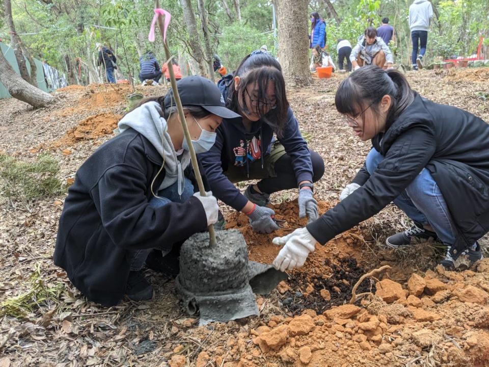 校 方 帶 著 學 生 一 同 復 育 東 大 溪 旁 相 思 林 