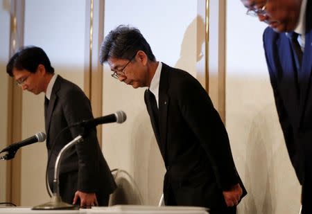 Kobe Steel Executive Vice President Naoto Umehara (C) bows with the company senior officials at a news conference in Tokyo, Japan October 20, 2017. REUTERS/Issei Kato