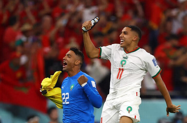 Foto del jueves de los futbolistas de Marruecos Ahmed Reda Tagnaouti y Abdelhamid Sabiri celebrando la clasificación a octavos de final