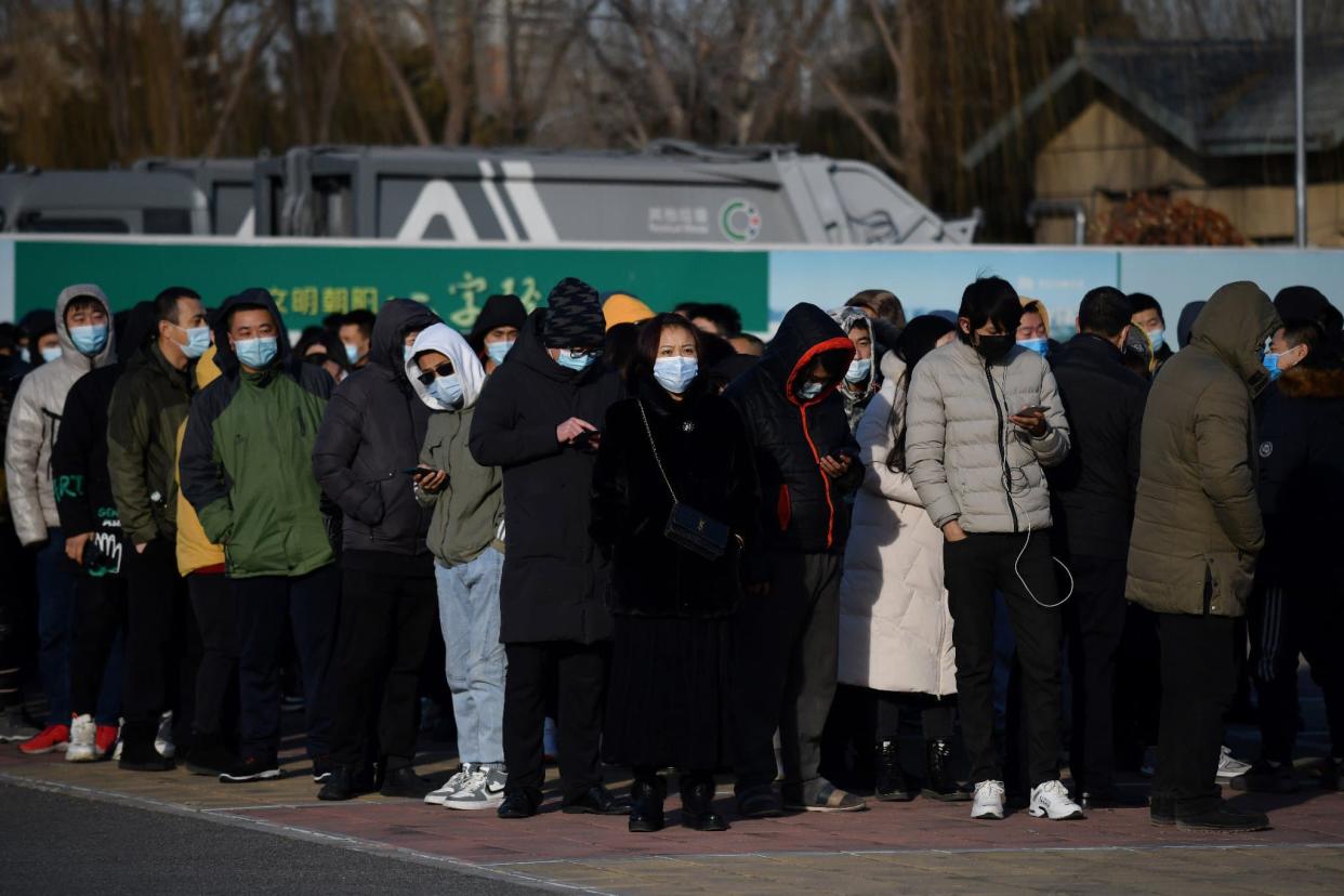 Les Pékinois attendent de monter à bord des navettes vers un centre de vaccination contre le coronavirus à Pékin le 4 janvier 2021. - Greg Baker - AFP