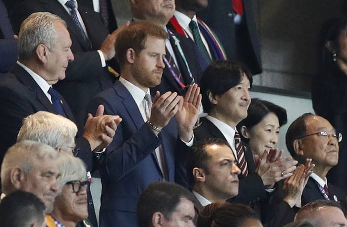 El príncipe Harry muestra su lado más solidario antes de animar a Inglaterra en la final de rugby de Japón