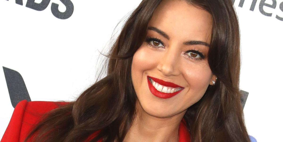 See Aubrey Plaza's red carpet slam dunk