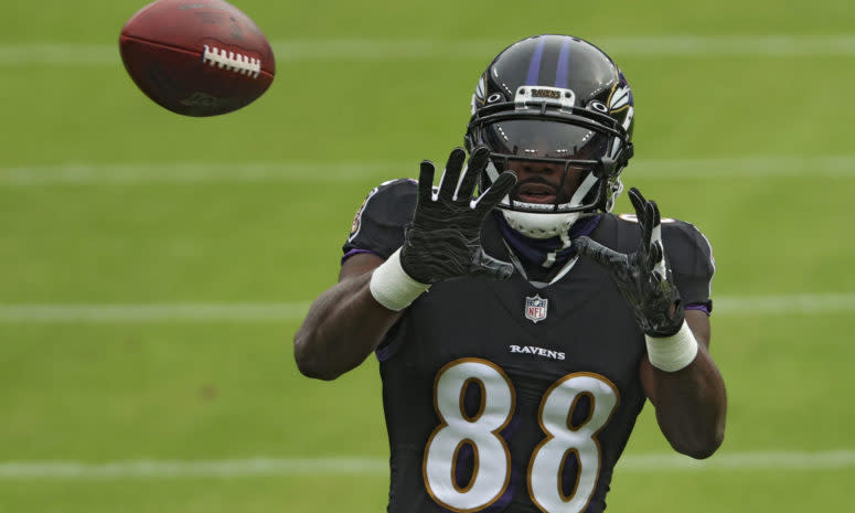 Ravens wide receiver Dez Bryant warming up