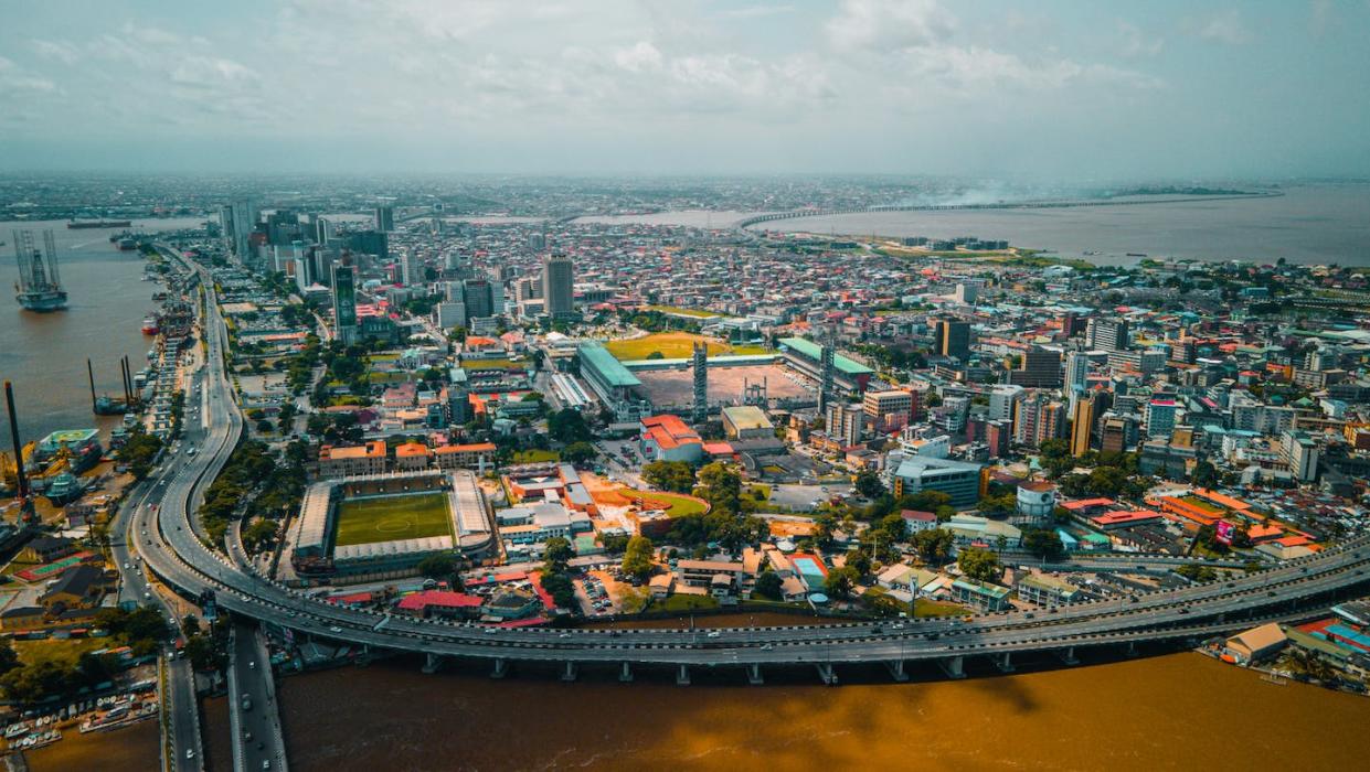 Vista aérea de Lagos, en Nigeria. <a href="https://www.shutterstock.com/es/image-photo/marina-lagos-island-nigeria-october-5-2059372682" rel="nofollow noopener" target="_blank" data-ylk="slk:Shutterstock;elm:context_link;itc:0;sec:content-canvas" class="link ">Shutterstock</a>