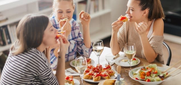 Este novedoso sistema evita el picoteo entre horas al bloquear la sensación de hambre. (Foto: Getty)