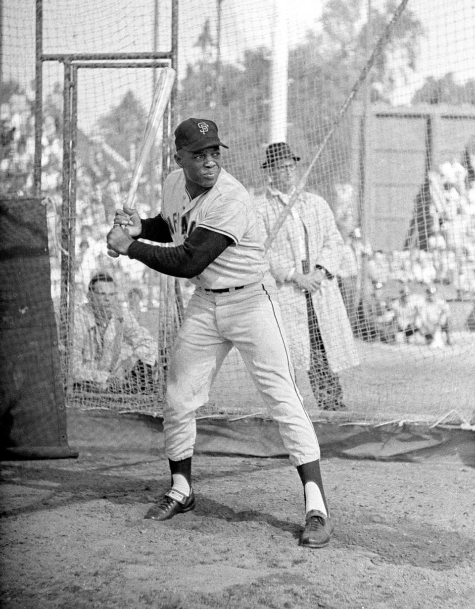 Una multitud de más de 5,000 personas llenó el Del Webb Field de Modesto el 14 de octubre de 1962 mientras los San Francisco Giants y los New York Yankees practicaban durante tres horas entre el 6º y 7º partido de las Series Mundiales, aplazado por la lluvia. En este acontecimiento único en la vida participaron ocho futuros miembros del Salón de la Fama, incluido el jardinero central de los Giants Willie Mays, que aparece en la imagen preparándose para hacer unos cortes en la jaula de bateo durante los 90 minutos de entrenamiento de su equipo.