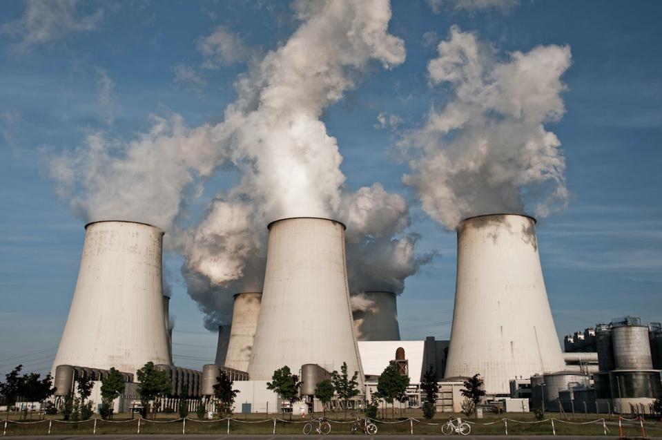 La centrale thermique allemande de Jänschwalde, l’une des plus grandes d’Europe et aussi l’une des plus polluantes. <a href="https://www.flickr.com/photos/uncloned/5700491446/in/photolist-9FFwEr-9FJvvh-9FFyFn-63EQ6S-aj7sc9-9G7s3E-9G4xcT-9G4wPa-9G4wmv-8LsHPo-5mm2Vj-5mgGEP-5mkXYh-5mgHiR-5mkYrW-5mm27j-8Losf8-5mgGnH-5mm2cu-5mgJTv-5mm111-5mgHwa-5mgKSg-5mgHqV-5mgGgP-5mm2v1-5mkYKC-5mgGcM-5mm16o-8LrvDW-5mgGzz-5mm1ru-5mgFX4-5mgJr4-5mgJHD-5zRjc3-5mm2i3-5zRjc7-5mm2ou-8LrvpY-5mm1hb-5mm1H5-5mkY4y-5mgJYi-5mm1Zf-5mgHe2-5mm1x9-8LosVK-5mkZHu-5mkZ7f/" rel="nofollow noopener" target="_blank" data-ylk="slk:Tobias Scheck/Flickr;elm:context_link;itc:0;sec:content-canvas" class="link ">Tobias Scheck/Flickr</a>, <a href="http://creativecommons.org/licenses/by/4.0/" rel="nofollow noopener" target="_blank" data-ylk="slk:CC BY;elm:context_link;itc:0;sec:content-canvas" class="link ">CC BY</a>