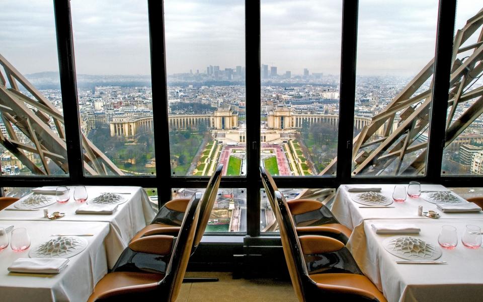 World's Most Amazing Restaurants with a View: Le Jules Verne