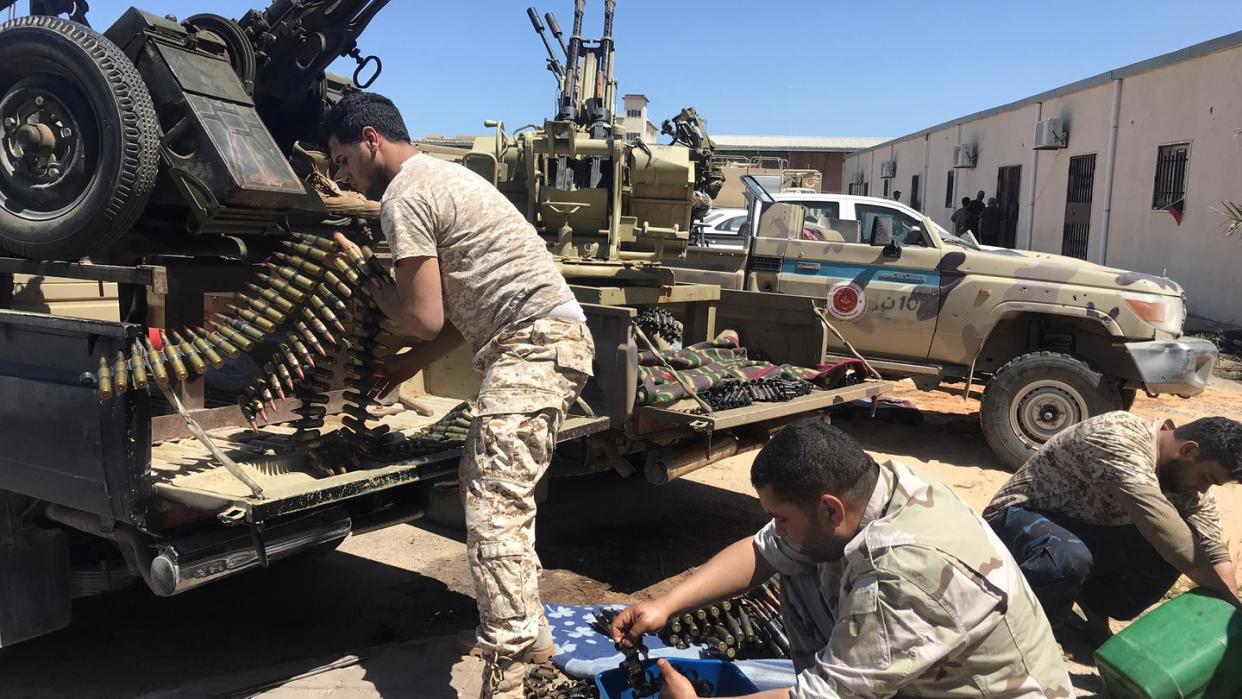 Angehörige einer Miliz, die aufseiten von Ministerpräsident Fajis al-Sarradsch kämpfen, bereiten in Tripolis ihre Munition vor. Foto: dpa