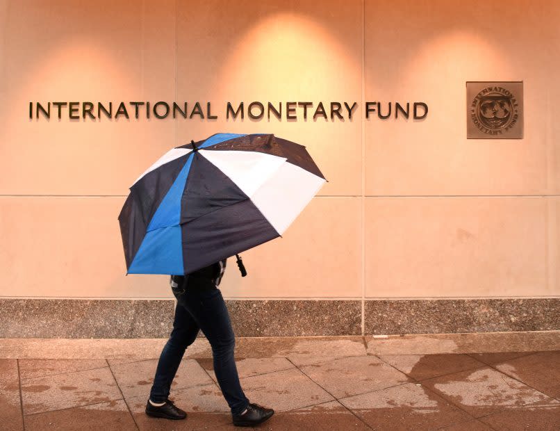 Spaziergänger vor dem Gebäude des internationalen Währungsfonds