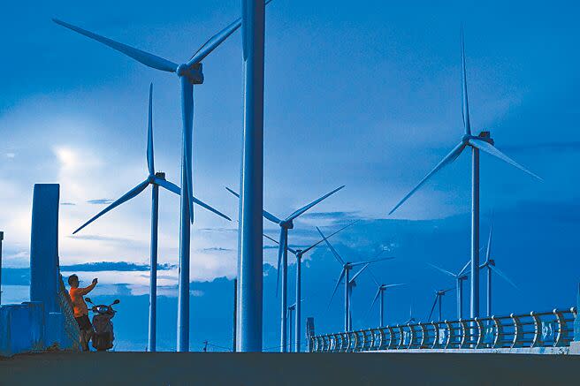 綠色和平指出，台灣綠電供給量嚴重不足且價格昂貴，圖為彰化芳苑鄉漢寶濕地風力發電機組（風機）。（本報資料照片）