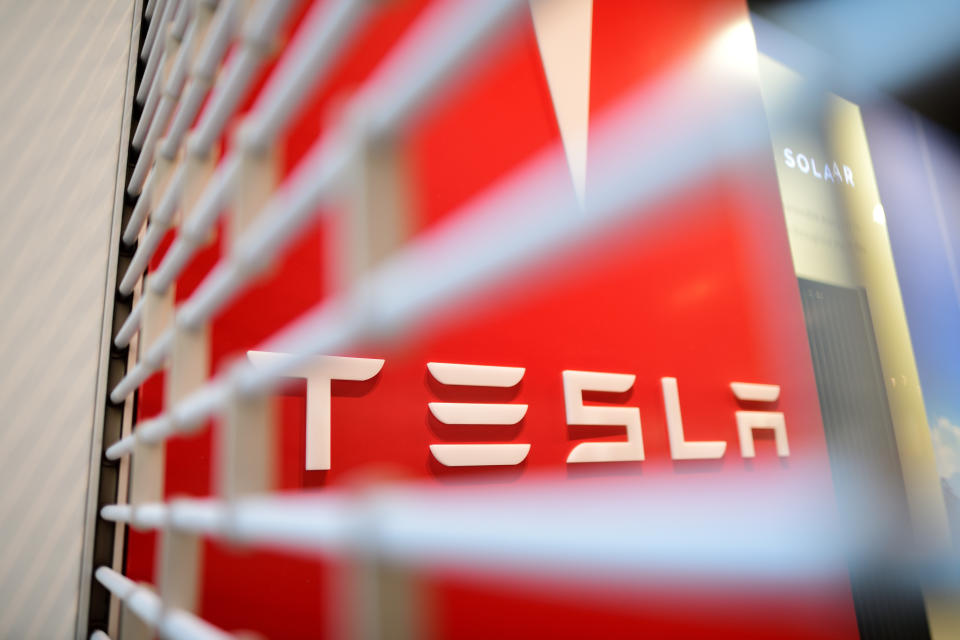 KING OF PRUSSIA, PA - 11. DECEMBER: Tesla-butikken er lukket i King of Prussia Mall den 11. december 2022 i King of Prussia, Pennsylvania. Landets største butikslokale, King of Prussia Mall, en shoppingdestination på 2.7 millioner kvadratmeter med mere end 400 butikker, ejes af Simon Property Group. (Foto af Mark Makela/Getty Images)