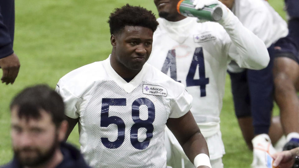 Linebacker Roquan Smith stretches Wednesday, April 20, 2022, during Chicago Bears minicamp at Halas Hall. (Brian Cassella/Chicago Tribune/Tribune News Service via Getty Images)