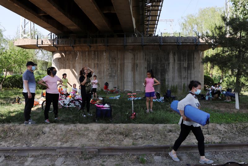 Residents camp out amid city's COVID-19 outbreak in Beijing