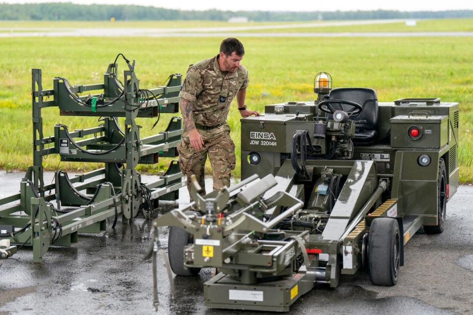 Bodeningenieur Sergeant Matt Cozens, der Teil des 140 Expeditionary Air Wing der Royal Air Force (RAF) ist, inspiziert die VAP60-Waffenlader, mit denen ein Geschwader von RAF-Eurofighter-Typhoon-Jets bewaffnet wird, die derzeit für die Operation Azotize (PA) eingesetzt werden.