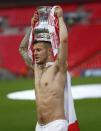 Arsenal's Jack Wilshere lifts the trophy to celebrate his team victory against Hull City in their FA Cup final at Wembley Stadium in London, May 17, 2014. REUTERS/Eddie Keogh (BRITAIN - Tags: SPORT SOCCER)