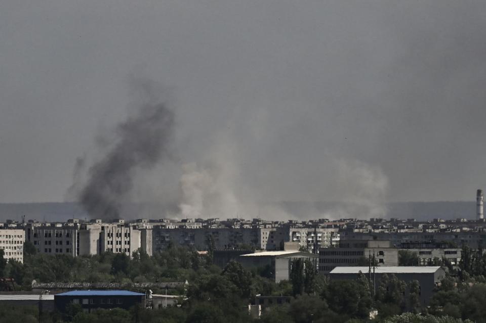 La ville de Severodonetsk est bombardée par l'armée russe le 26 mai 2022. - ARIS MESSINIS / AFP