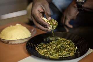 Une assiette de mrenda accompagnée d’“ugali” dans une cuisine de Nairobi. . Photo Tony KARUMBA/AFP