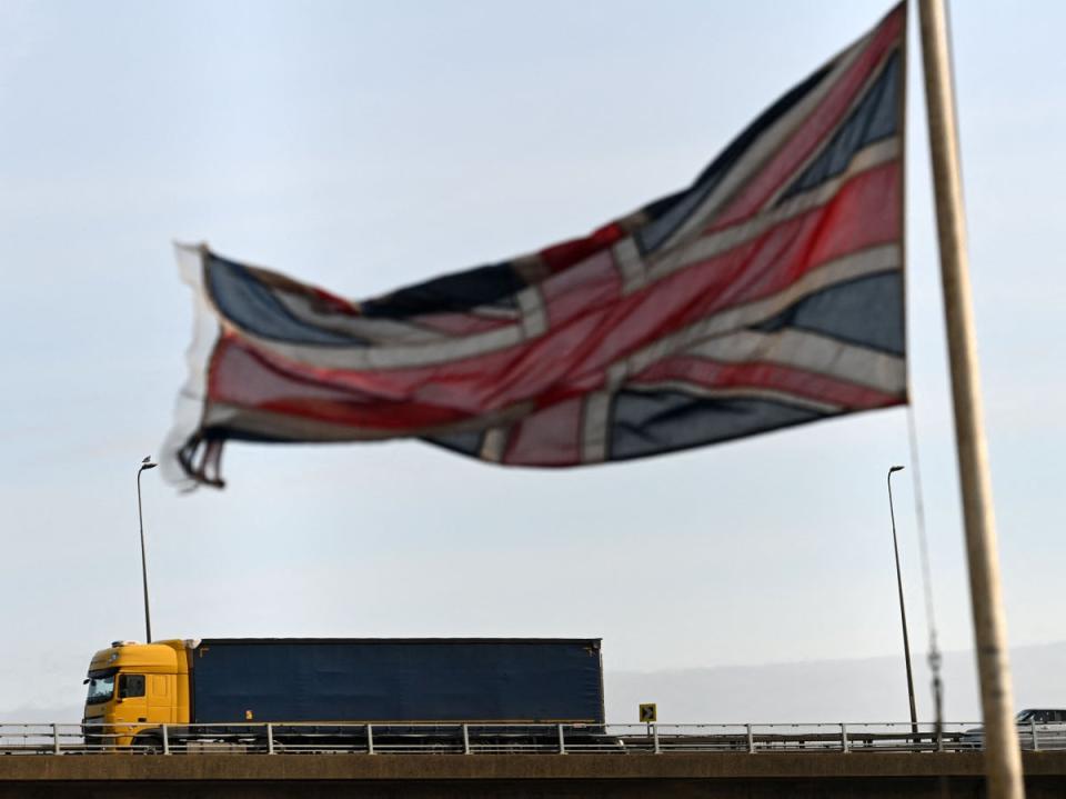 Ein Lastwagen verlässt Dover, nachdem er sich den wegen des Brexit erforderlichen Kontrollen unterzogen hat (AFP via Getty)