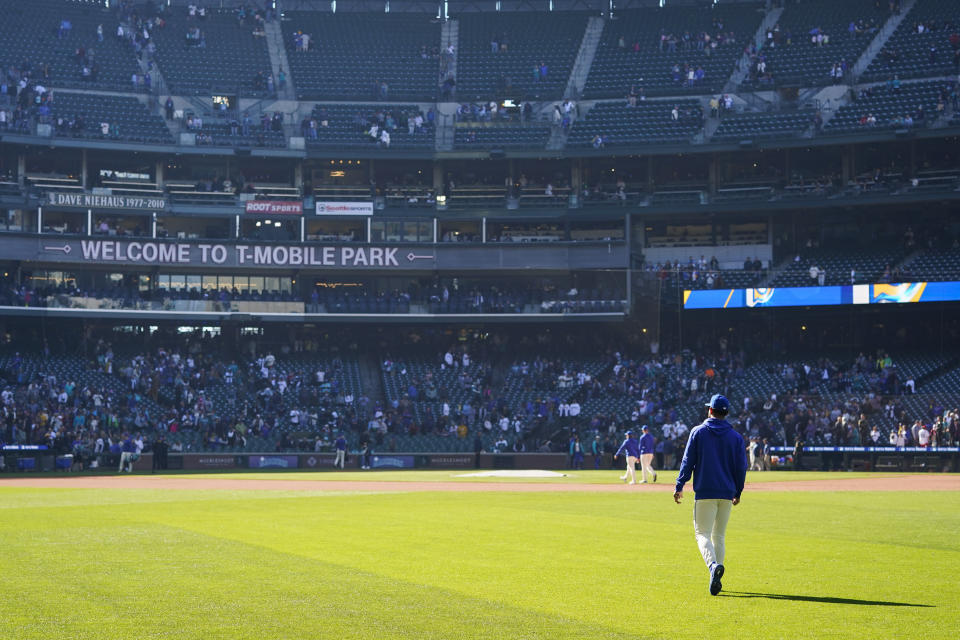 Seattle Mariners center fielder Julio Rodríguez walks back to the infield after walking along the warning track to greet fans after their win against the Texas Rangers in a baseball game, Sunday, Oct. 1, 2023, in Seattle. (AP Photo/Lindsey Wasson)