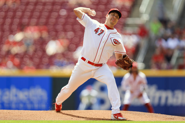 Reds score four runs in first inning to beat Mets