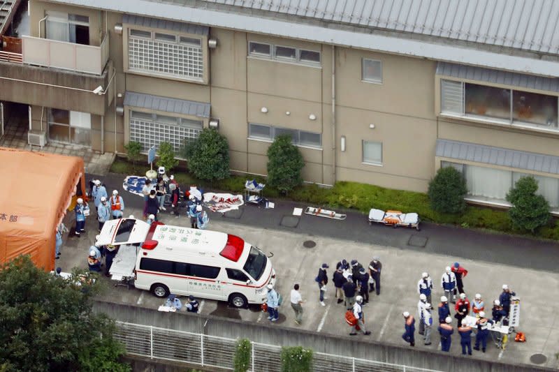 日本神奈川縣一處照顧身心障礙者的「津久井山百合園」26日凌晨遭人持刀侵入，警方獲通報後趕往現場，但已造成19人死亡、26人受傷的慘劇。（美聯社）