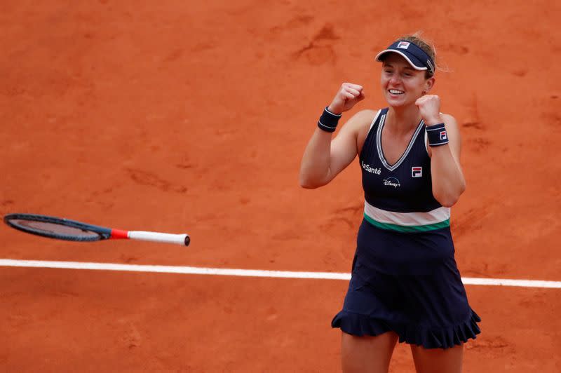 Foto del martes de la tenista argentina Nadia Podoroska celebrando tras vencer a Elina Svitolina en los cuartos de final de Roland Garros