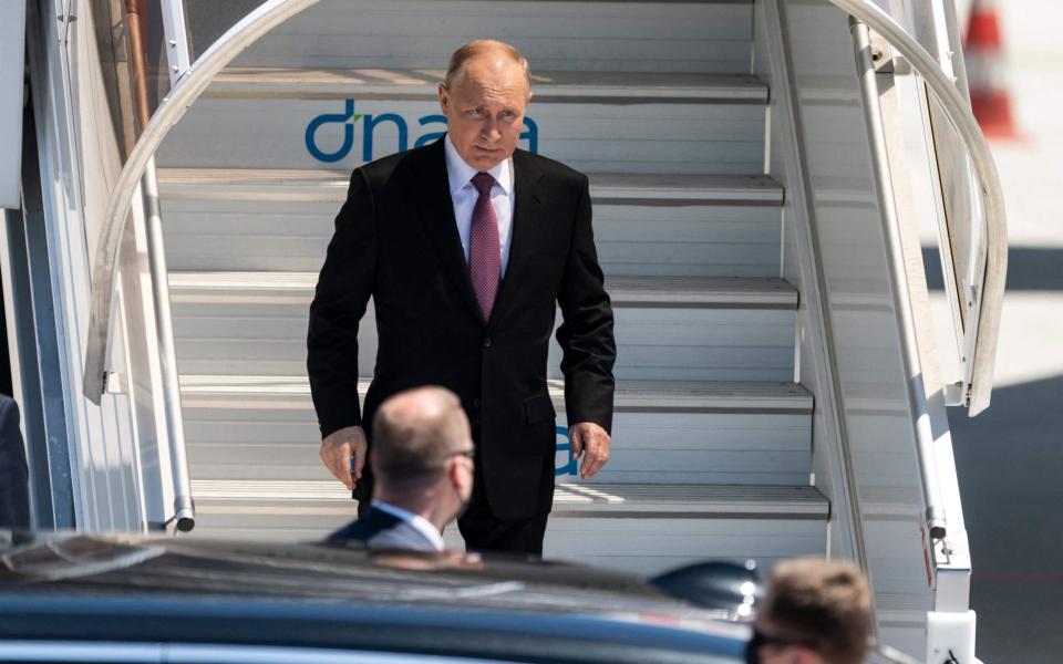 Putin steps off his plane - ALESSANDRO DELLA VALLE / POOL / AFP