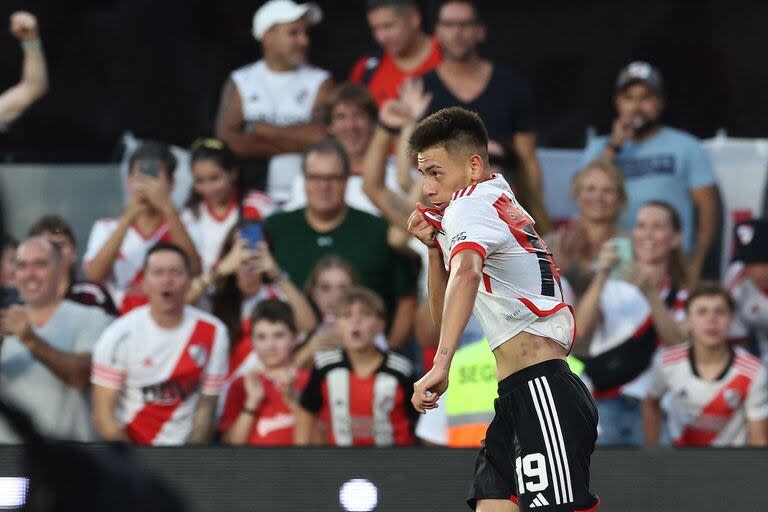 Claudio Echeverri se besa el escudo de River tras convertir su primer gol con la camiseta de River, hace dos semanas, y contra Gimnasia (La Plata)