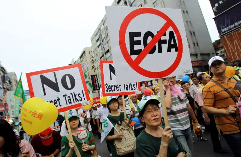 ▲中國財政部5月31日公告，將對原產於台灣的134個稅目進口產品，中止適用ECFA協定稅率。圖為當年台灣反ECFA示威資料照。（圖／美聯社／達志影像）