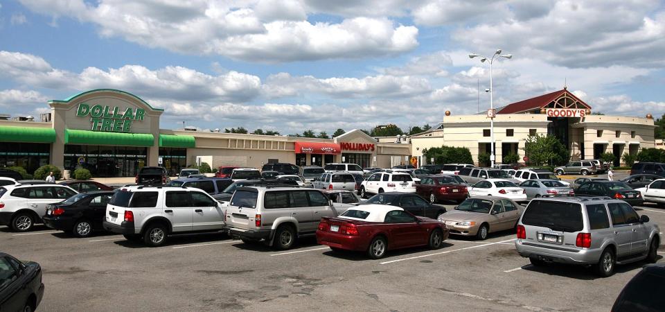 Cars fill the parking lot at McFarland Mall in Tuscaloosa, on  May 20, 2009. [Staff file photo]