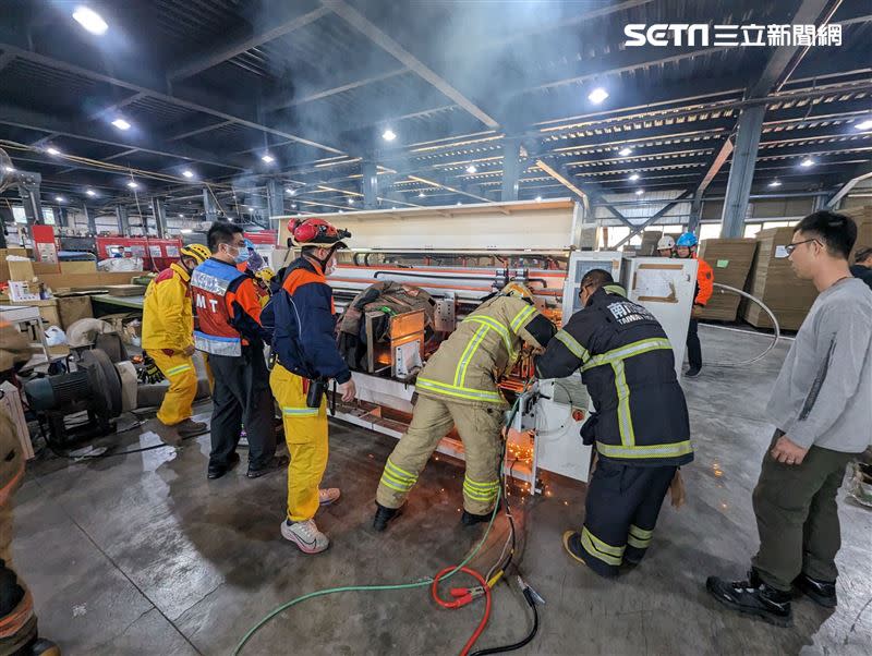 台南市消防局派員前往，拆解機台後將羅男送醫救治。（圖／翻攝畫面）