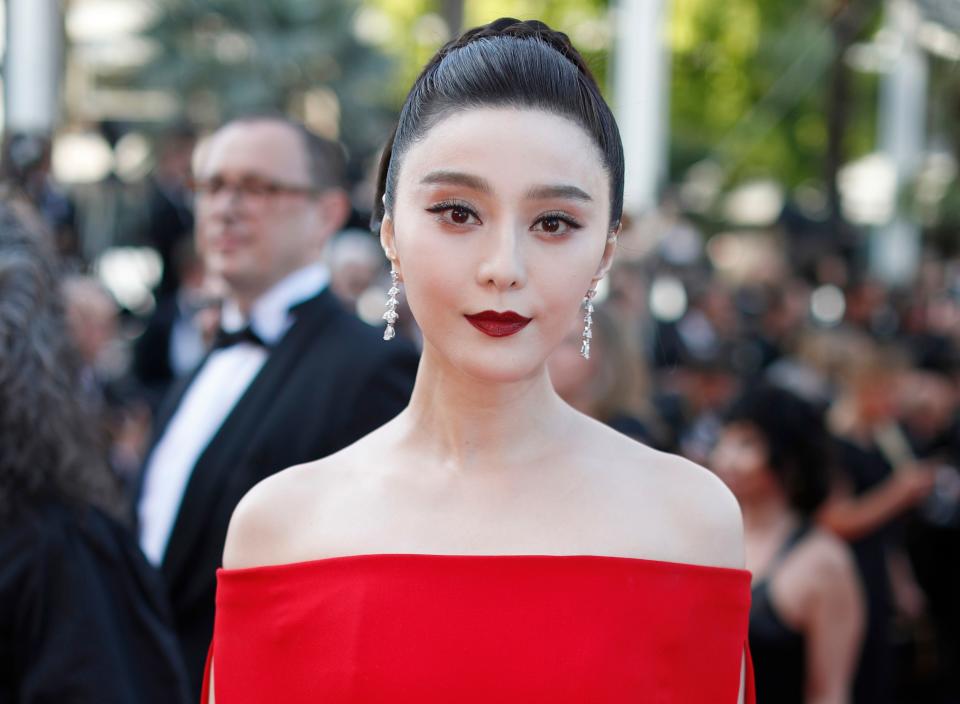 Fan Bingbing poses for photographers as she arrives