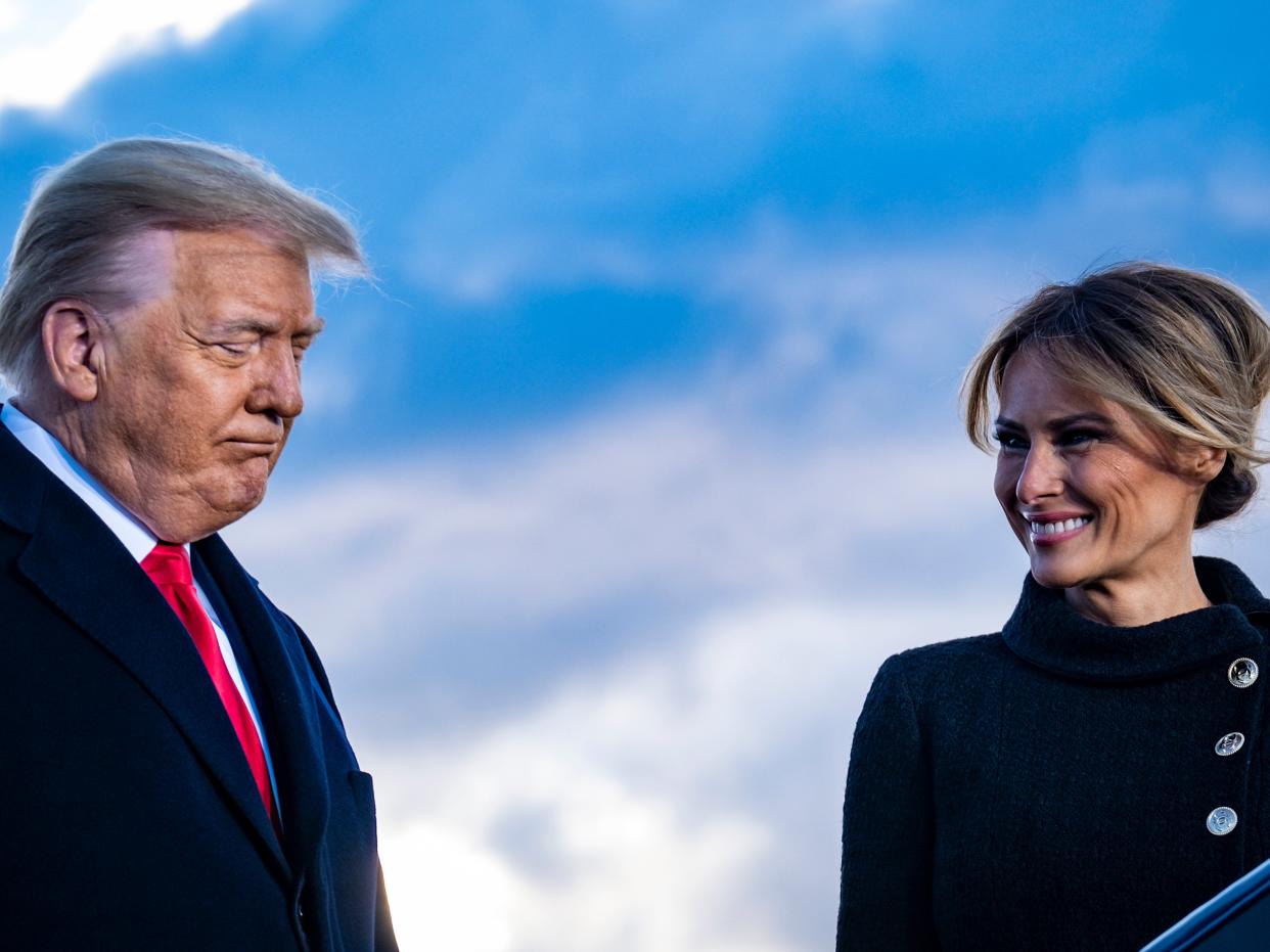 Donald Trump y Melania Trump hacen una pausa mientras hablan con sus partidarios en la base conjunta Andrews antes de abordar el Air Force One por última vez como presidente el 20 de enero de 2021. ((Getty Images))