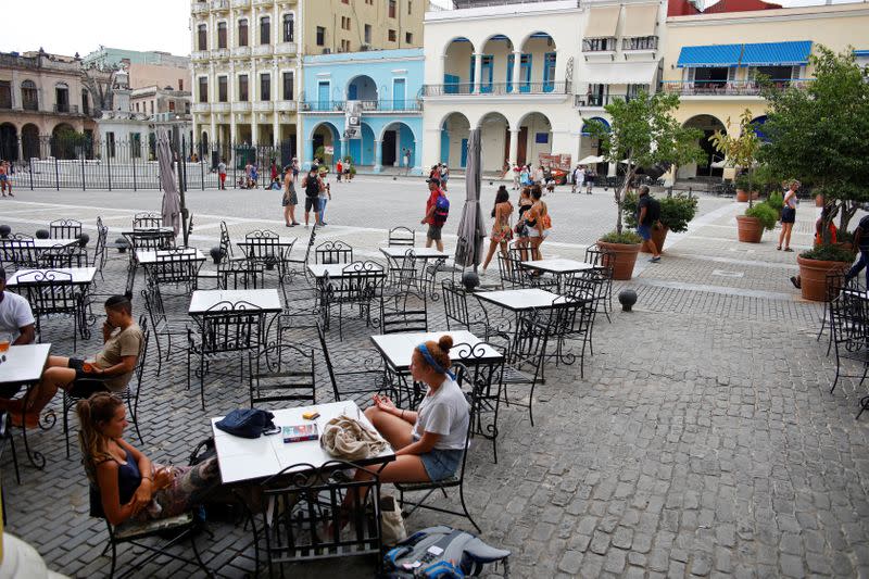 FOTO DE ARCHIVO. Una vista general muestra a los turistas charlando cerca de mesas vacías en un restaurante de La Habana Vieja, en La Habana, Cuba