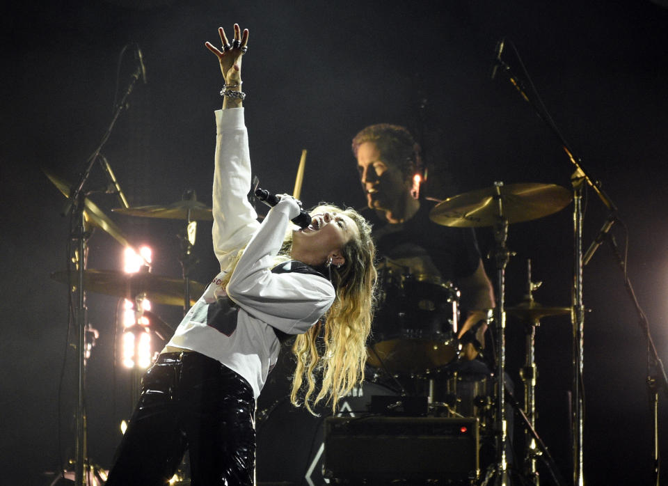 Miley Cyrus canta en un concierto en memoria del difunto rockero Chris Cornell, "I Am The Highway: A Tribute to Chris Cornell", el miércoles 16 de enero del 2019 en The Forum, en Inglewood, California. (Foto por Chris Pizzello/Invision/AP)